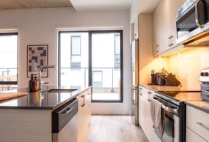 Køkken eller tekøkken på Stuning penthouse old montreal