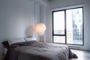 En eller flere senge i et værelse på Stuning penthouse old montreal