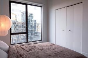 En eller flere senge i et værelse på Stuning penthouse old montreal + 19 billeder
