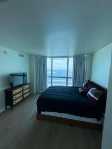 フォートマイヤーズにあるStunning Water View Suiteの大きなベッドとテレビのある寝室