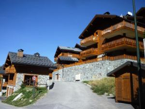 ein großes Gebäude mit einer Straße davor in der Unterkunft Les Chalets Du Doron - Bel appartement proche des Menuires MAE-6184 in Praranger