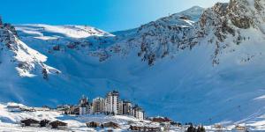 a city in the middle of a snowy mountain at Résidence Grand Tichot B - 4 pièces 80m2 - Au coeur du Val Claret MAE-2314 in Tignes