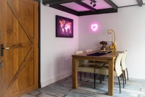 a dining room with a wooden table and a door at Guesthouse Looierij de Luxe - private wellness 13 min from Efteling in Dongen