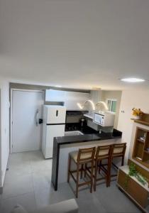 una cucina con tavolo e due sedie in una stanza di Porto de Galinhas - Aline Duque Residence, Flat 205 a Porto De Galinhas