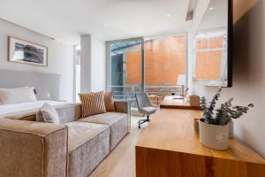 Χώρος καθιστικού στο Capitalia Juarez +82 φωτογραφίες