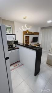 una cucina con piano di lavoro in bianco e nero di Porto de Galinhas - Aline Duque Residence, Flat 205 a Porto De Galinhas