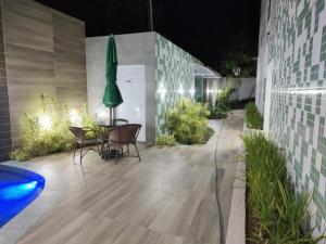 un patio notturno con tavolo e sedie di Porto de Galinhas - Aline Duque Residence, Flat 205 a Porto De Galinhas