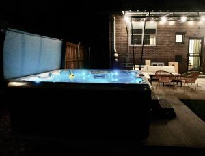 una grande vasca da bagno in una camera con soggiorno di 5280 Oasis - Hot Tub Walk To Sloan's Lake a Denver