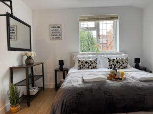 Postel nebo postele na pokoji v ubytování The Hayloft - A beautifully presented home in the heart of Leamington Spa