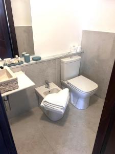 a bathroom with a toilet and a sink at casa dei pescatori sottomarina in Chioggia