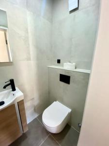 Gallery image of Spacious, Newly Renovated, Marina Views Apartment Pula in Pula +17 photos