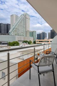 a balcony with chairs and a view of a city at Capitalia Juarez in Mexico City
