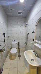 メッカにあるLuluat Al Badaie Hotelのトイレと洗面台を備えた白いバスルーム +25枚の写真