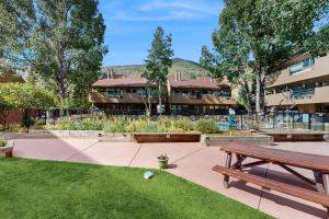 Κήπος έξω από το Remodeled 2 Bedroom East Vail Condo 6G with Hot Tub Market Free Shuttle