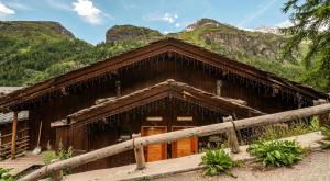 domek z bali z górami w tle w obiekcie Chalet Josephine - Chalet - 108m² - 5 chambres, 5 salles de bain MAE-2024 w mieście Tignes
