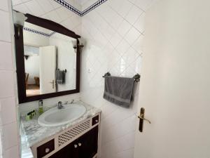 un bagno con lavandino e specchio di Casa Pereiro a Monte de Jangeis de Cima