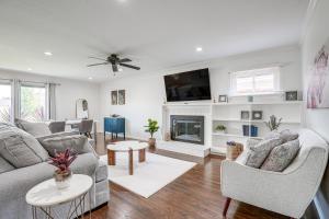 Et tv og/eller underholdning på Private Zen Garden and Fireplace Chic Hayward Oasis