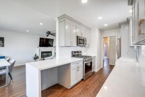 Køkken eller tekøkken på Private Zen Garden and Fireplace Chic Hayward Oasis