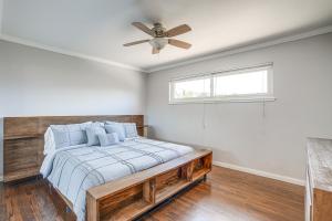 En eller flere senge i et værelse på Private Zen Garden and Fireplace Chic Hayward Oasis