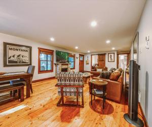 Χώρος καθιστικού στο Spotted Bear Cabin - For 6