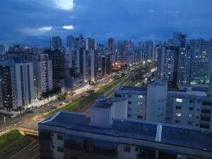 Pemandangan umum bagi Brasília atau pemandangan bandar yang diambil dari apartmen