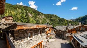 widok z góry na wioskę z górą w obiekcie Résidence Casa San Bernardo - Chalet 5 "Casa San Bernardo" - Espace bien-être, salle de jeux, salle de réunion MAE-5734 w mieście Tignes