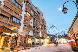 ヴァル・トランスにあるRésidence Vanoise - Val Thorens: appartement entièrement rénové aux pieds des pistes MAE-8924の山の建物前通り