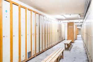 ヴァル・トランスにあるRésidence Vanoise - Val Thorens: appartement entièrement rénové aux pieds des pistes MAE-8924の空っぽの部屋にベンチが置かれた廊下 +17枚の写真