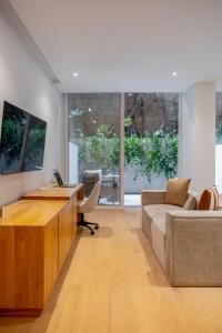 an office with a desk and a couch at Capitalia Juarez in Mexico City