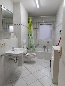 Ένα μπάνιο στο 2-Zimmer Wohnung im Zentrum von Buchen