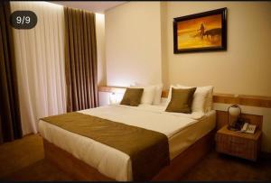 Postel nebo postele na pokoji v ubytování فندق البرج الابيض