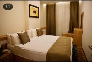 Postel nebo postele na pokoji v ubytování فندق البرج الابيض