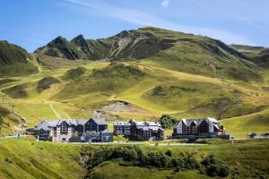 a house on a hill with mountains in the background at Résidence Serias - T3/6pers SERIAS 17- Peyresourde MAE-3524 in Germ