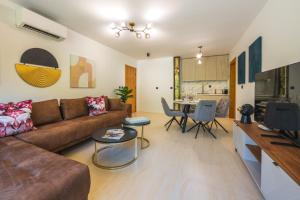 Μια τηλεόραση ή/και κέντρο ψυχαγωγίας στο Einik Luxury Apartments