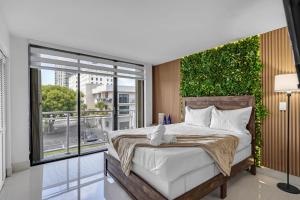 Un dormitorio con una cama con una pared verde. en Waterfront Luxe Condo - Close to beach, en Hallandale Beach 55 fotos más