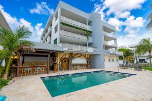 Un edificio de apartamentos con piscina enfrente. en Waterfront Luxe Condo - Close to beach, en Hallandale Beach
