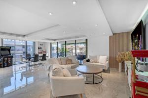 Una sala de estar con dos sofás y una mesa. en Waterfront Luxe Condo - Close to beach, en Hallandale Beach
