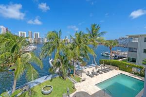 Una vista aérea de un complejo turístico con piscina y palmeras. en Waterfront Luxe Condo - Close to beach, en Hallandale Beach