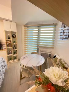 Χώρος καθιστικού στο Sweet Retreat Studio Azure North