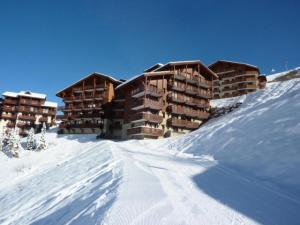 een skihut in de sneeuw met voetafdrukken in de sneeuw bij Résidence Valmonts A - Appartement duplex rénové · Départ ski aux pieds · Balcon MAE-9904 in Les Bruyères