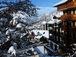 a town with snow covered buildings and a mountain at Résidence Hors Piste - Appartement rénové en duplex · Au pied des pistes · Balcon MAE-0494 in Saint-Martin-de-Belleville