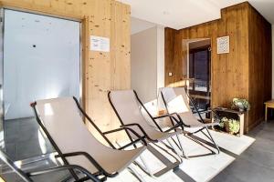 eine Reihe von Stühlen in einem Wartezimmer in der Unterkunft Résidence Les Cristaux - Appartement spacieux & rénové · Proche des pistes · Balcon · Sauna · Hammam · WIFI MAE-0524 in Levassaix