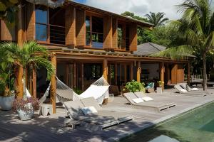 eine Villa mit Swimmingpool und ein Haus in der Unterkunft Villa Toucan in Itacaré