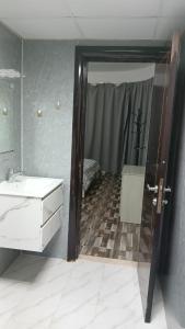 Ένα μπάνιο στο 1BR Beachfront Stunning Sea View +23 φωτογραφίες