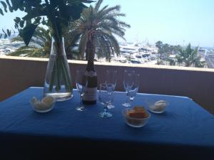 - une table bleue avec des verres et une bouteille de vin dans l'établissement Studio Grand Palais, au Golfe-Juan