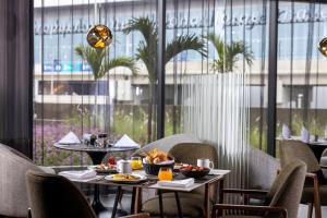 un restaurant avec une table avec de la nourriture dessus dans l'établissement Wyndham Grand Costa Del Sol Lima Airport, à Lima