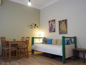 Un dormitorio con una cama y una mesa y sillas. en Το σπίτι της Ολίβιας, en Volos