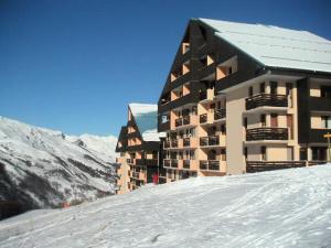 un edificio in cima a una montagna innevata di Résidence Sarvan - Appartement · Balcon · Quartier Preyrand · Pied des pistes MAE-4594 a Les Menuires