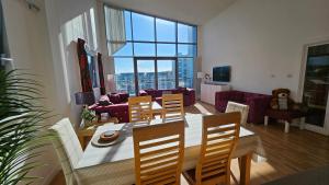 Μια τηλεόραση ή/και κέντρο ψυχαγωγίας στο Penthouse Ocean View Luxury Penthouse