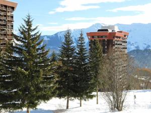 een groep bomen in de sneeuw voor een gebouw bij Résidence Orion - STUDIO CABINE 4/5 PERSONNES VUE PISTES MAE-7504 in Villarembert